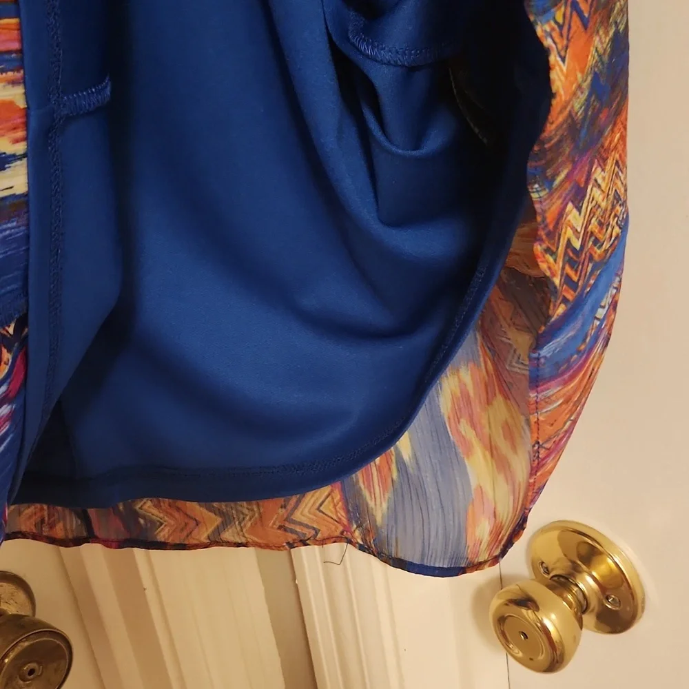 Colorful dress! It has belt loops to show your curves by adding a belt💃🏽 - Picture 7 of 7